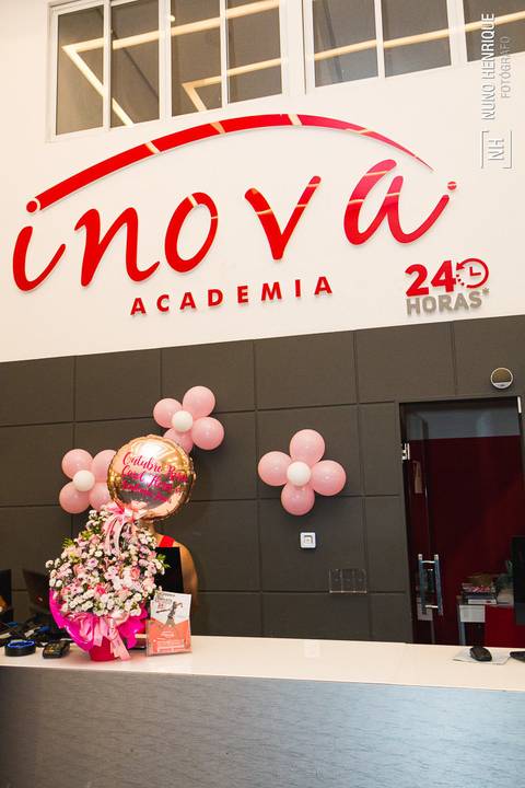 Aula de Fit Dance especial Outubro Rosa na Academia Inova em São Caetano.'
