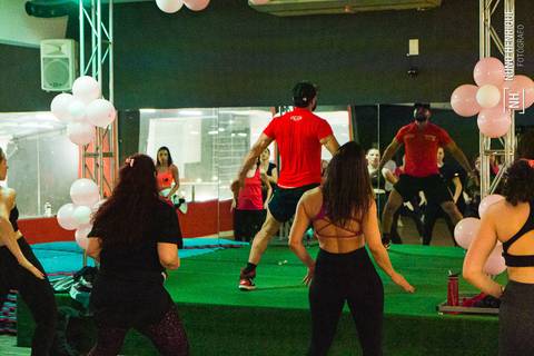 Aula de Fit Dance especial Outubro Rosa na Academia Inova em São Caetano.'