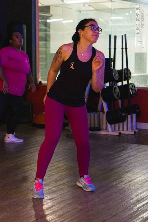 Aula de Fit Dance especial Outubro Rosa na Academia Inova em São Caetano.'