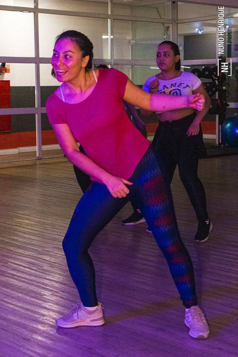 Aula de Fit Dance especial Outubro Rosa na Academia Inova em São Caetano.'