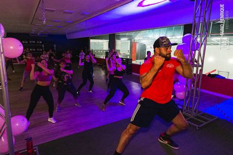 Aula de Fit Dance especial Outubro Rosa na Academia Inova em São Caetano.'