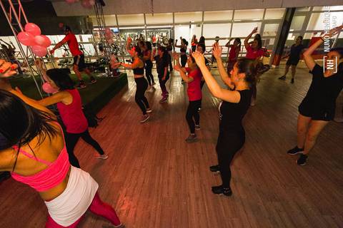 Aula de Fit Dance especial Outubro Rosa na Academia Inova em São Caetano.'