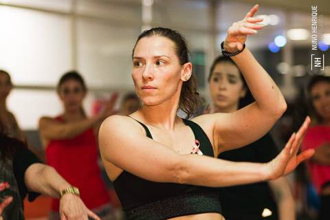 Aula de Fit Dance especial Outubro Rosa na Academia Inova em São Caetano.'