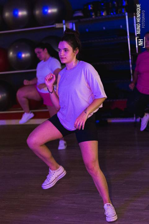 Aula de Fit Dance especial Outubro Rosa na Academia Inova em São Caetano.'