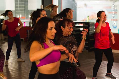 Aula de Fit Dance especial Outubro Rosa na Academia Inova em São Caetano.'