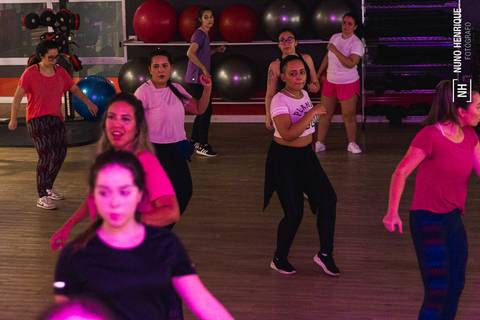 Aula de Fit Dance especial Outubro Rosa na Academia Inova em São Caetano.'