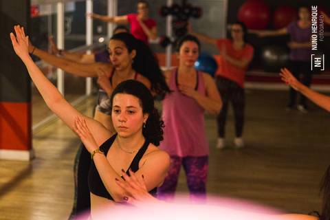 Aula de Fit Dance especial Outubro Rosa na Academia Inova em São Caetano.'