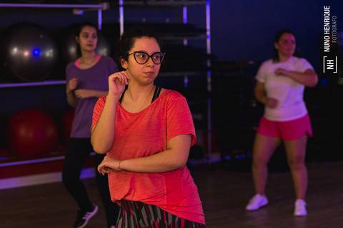 Aula de Fit Dance especial Outubro Rosa na Academia Inova em São Caetano.'