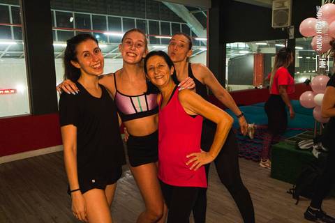 Aula de Fit Dance especial Outubro Rosa na Academia Inova em São Caetano.'
