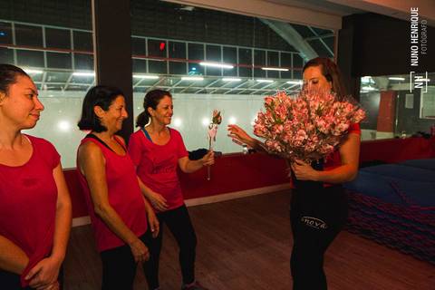 Aula de Fit Dance especial Outubro Rosa na Academia Inova em São Caetano.'