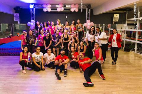 Aula de Fit Dance especial Outubro Rosa na Academia Inova em São Caetano.'