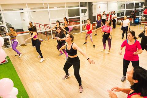 Aula de Fit Dance especial Outubro Rosa na Academia Inova em São Caetano.'