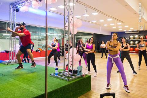 Aula de Fit Dance especial Outubro Rosa na Academia Inova em São Caetano.'