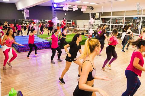Aula de Fit Dance especial Outubro Rosa na Academia Inova em São Caetano.'