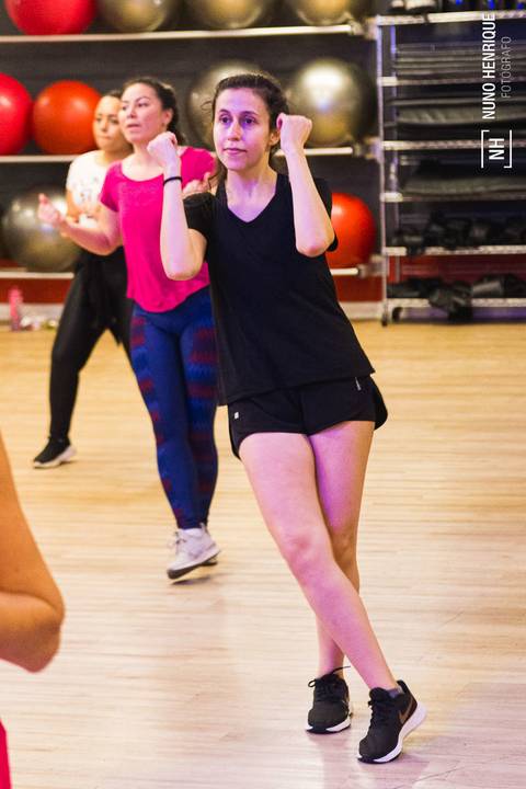 Aula de Fit Dance especial Outubro Rosa na Academia Inova em São Caetano.'