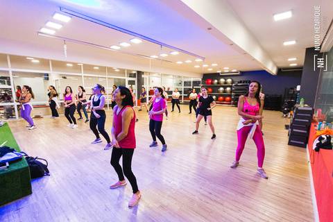 Aula de Fit Dance especial Outubro Rosa na Academia Inova em São Caetano.'
