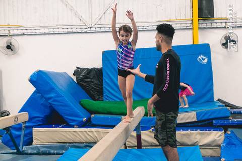 Foto da festa de aniversário da Laura na Academia de Ginástica Artística Yashi.'