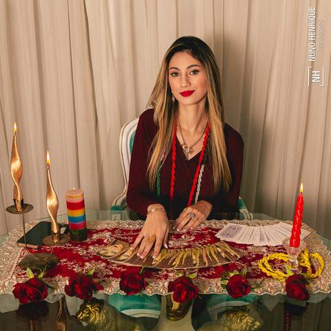 Ensaio fotográfico para redes sociais com a astróloga Juliana realizado em São Paulo.'