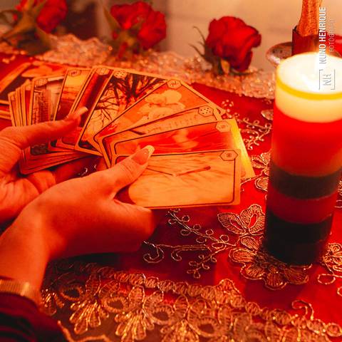 Ensaio fotográfico para redes sociais com a astróloga Juliana realizado em São Paulo.'