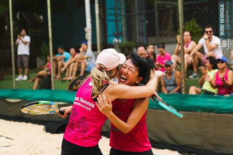 Fotos do Torneio Outubro Rosa de beach tennis na Arena Club Racket.'