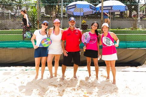 Fotos do Torneio Outubro Rosa de beach tennis na Arena Club Racket.'