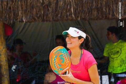 Fotos do Torneio Outubro Rosa de beach tennis na Arena Club Racket.'