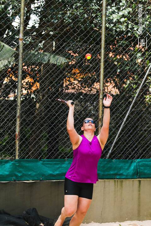 Fotos do Torneio Outubro Rosa de beach tennis na Arena Club Racket.'