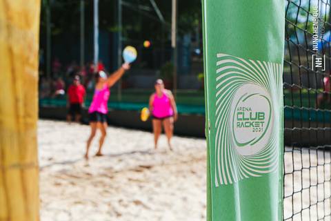 Fotos do Torneio Outubro Rosa de beach tennis na Arena Club Racket.'