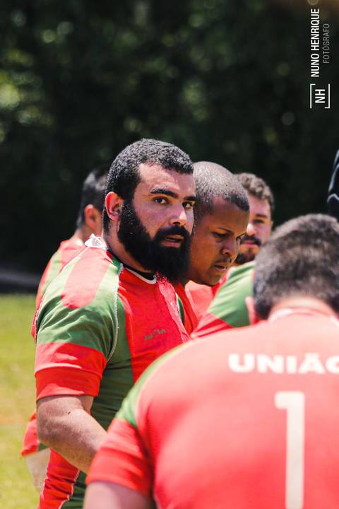 Foto da partida de rugby entre o União e União Legends no Parque Cemucam, em Cotia.'