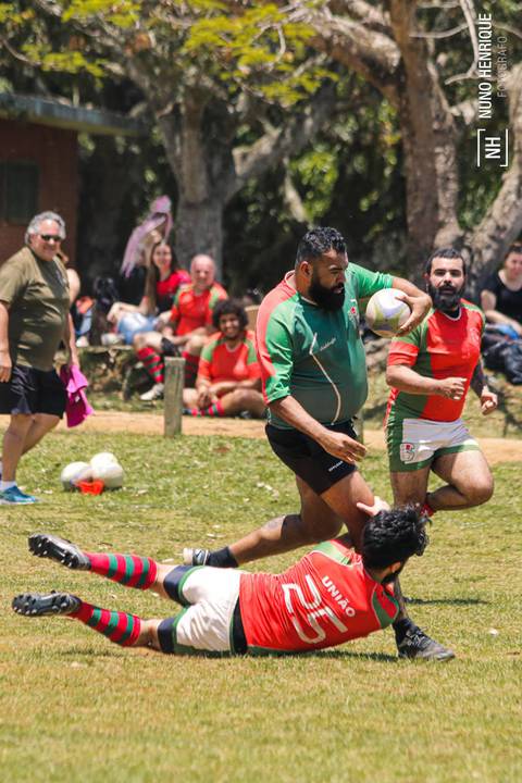 Foto da partida de rugby entre o União e União Legends no Parque Cemucam, em Cotia.'