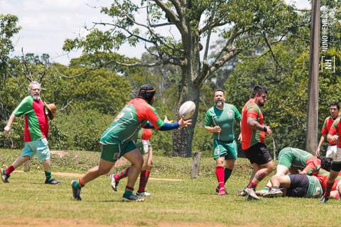 Foto da partida de rugby entre o União e União Legends no Parque Cemucam, em Cotia.'