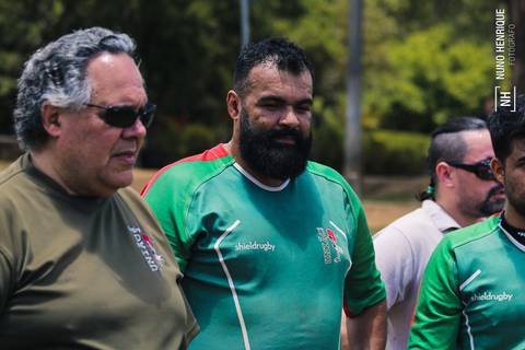 Foto da partida de rugby entre o União e União Legends no Parque Cemucam, em Cotia.'