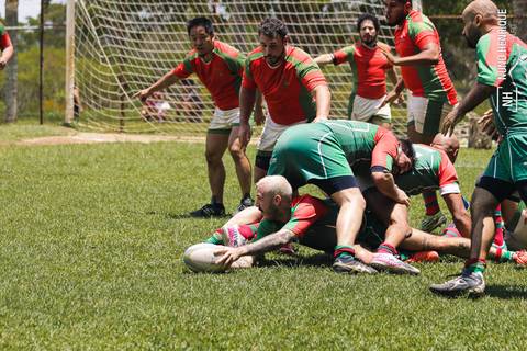 Foto da partida de rugby entre o União e União Legends no Parque Cemucam, em Cotia.'