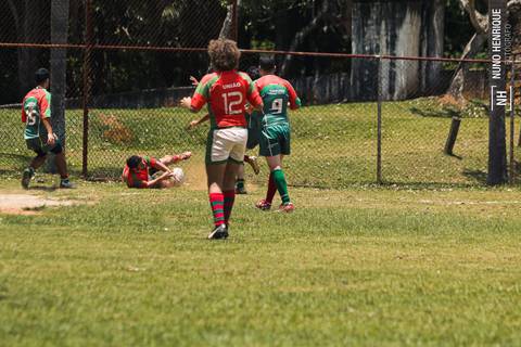 Foto da partida de rugby entre o União e União Legends no Parque Cemucam, em Cotia.'