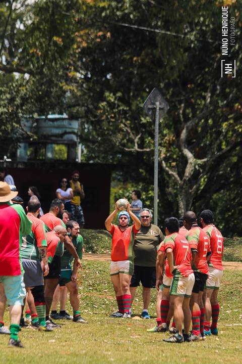 Foto da partida de rugby entre o União e União Legends no Parque Cemucam, em Cotia.'