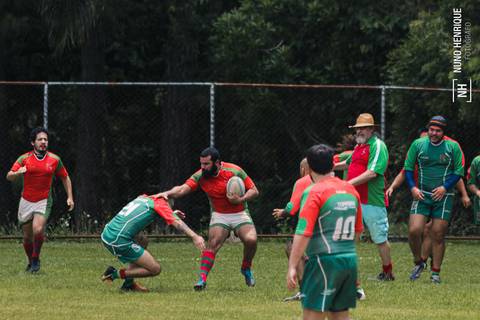 Foto da partida de rugby entre o União e União Legends no Parque Cemucam, em Cotia.'