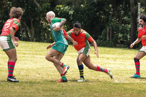 Foto da partida de rugby entre o União e União Legends no Parque Cemucam, em Cotia.'