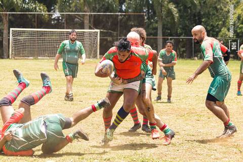 Foto da partida de rugby entre o União e União Legends no Parque Cemucam, em Cotia.'