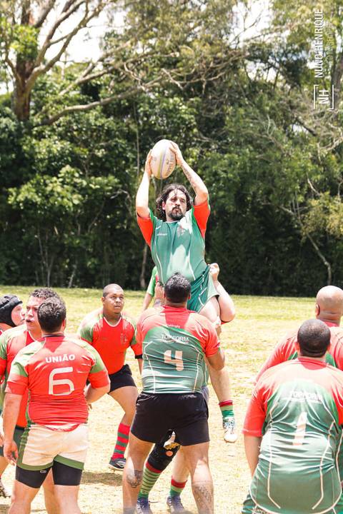 Foto da partida de rugby entre o União e União Legends no Parque Cemucam, em Cotia.'