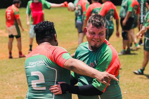 Foto da partida de rugby entre o União e União Legends no Parque Cemucam, em Cotia.'