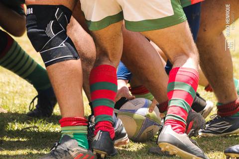 Foto da partida de rugby entre o União e União Legends no Parque Cemucam, em Cotia.'