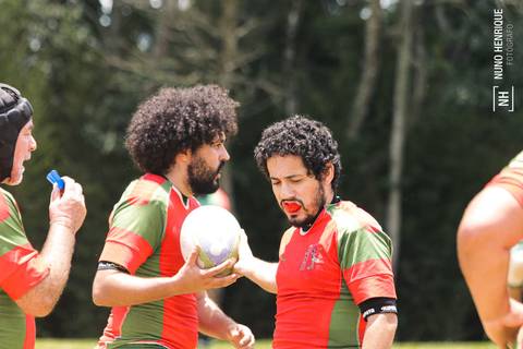 Foto da partida de rugby entre o União e União Legends no Parque Cemucam, em Cotia.'