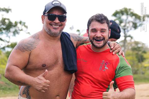Foto da partida de rugby entre o União e União Legends no Parque Cemucam, em Cotia.'