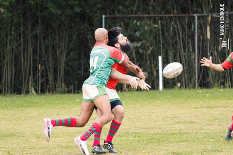 Foto da partida de rugby entre o União e União Legends no Parque Cemucam, em Cotia.'