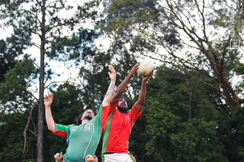 Foto da partida de rugby entre o União e União Legends no Parque Cemucam, em Cotia.'