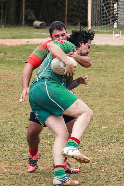 Foto da partida de rugby entre o União e União Legends no Parque Cemucam, em Cotia.'