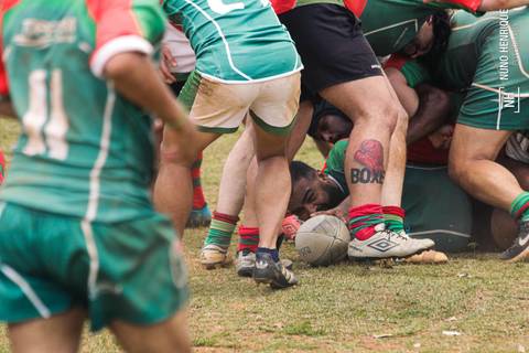 Foto da partida de rugby entre o União e União Legends no Parque Cemucam, em Cotia.'