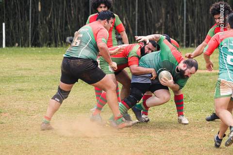 Foto da partida de rugby entre o União e União Legends no Parque Cemucam, em Cotia.'