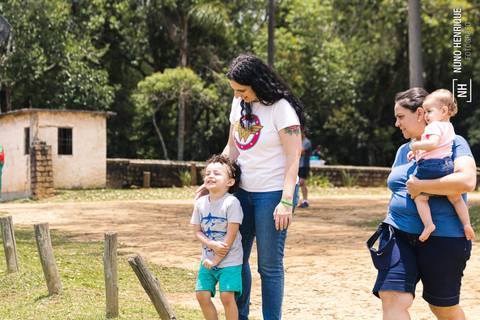 Foto da partida de rugby entre o União e União Legends no Parque Cemucam, em Cotia.'