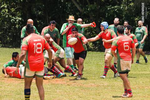 Foto da partida de rugby entre o União e União Legends no Parque Cemucam, em Cotia.'